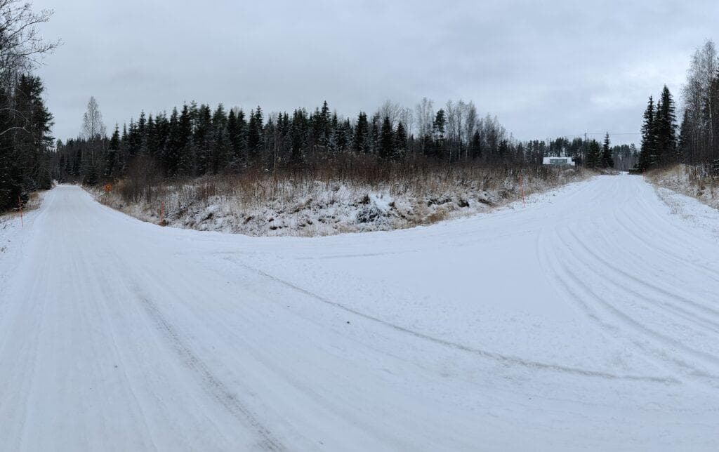 sivuhaaran ja pääväylän välinen ero lumisella tiellä