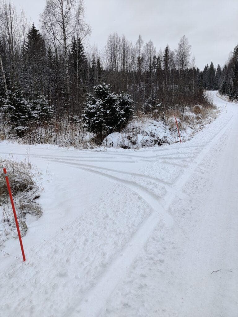 luminen liittymä tiellä talvella