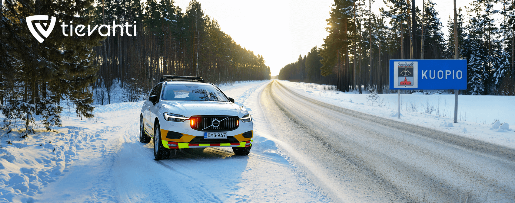 Tievahdin auto Kuopioon johtavan lumisen maantien varressa.